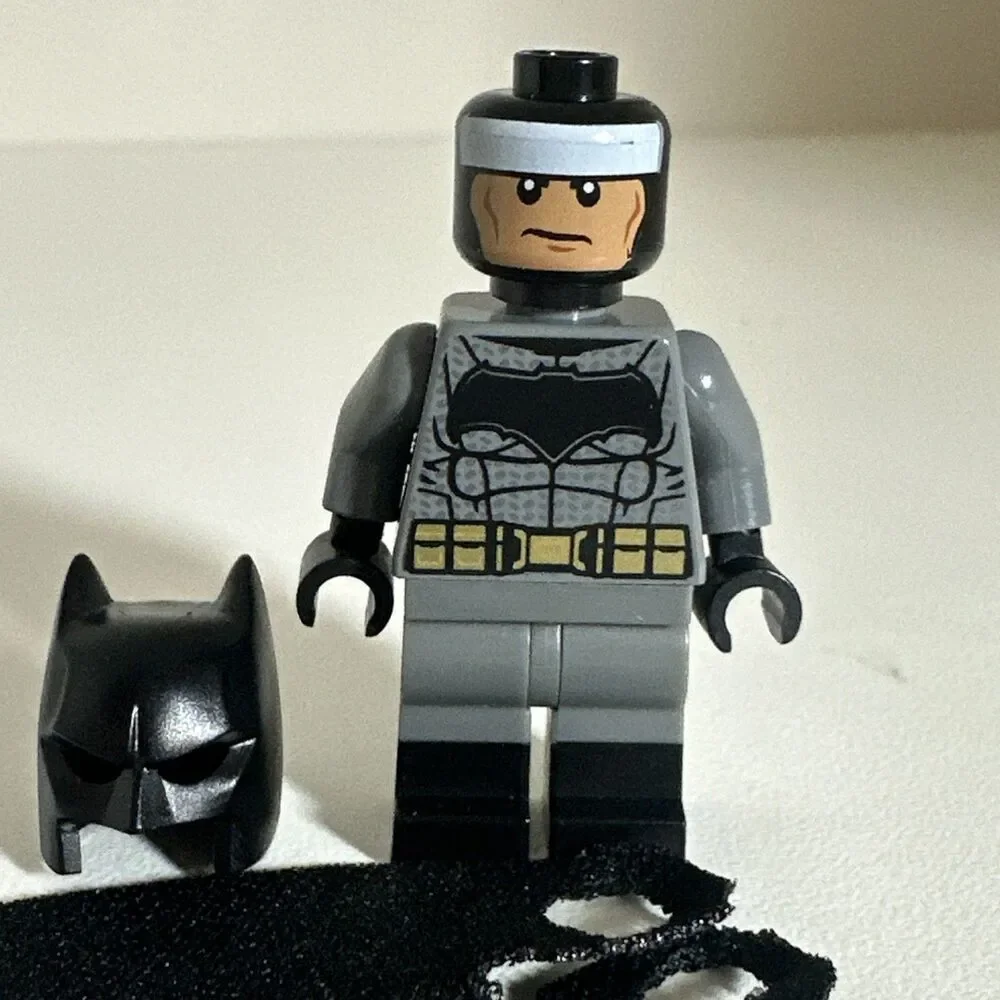 Lego Batman sh0437 Set 76086 - Dark Bluish Gray Suit Gold Belt Minifigure